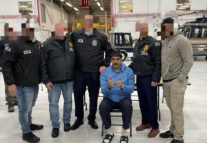 PHOTO Nicolas Maduro Smiling And Giving Double Thumbs Up Surrounded By DEA Agents