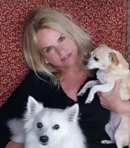 PHOTO Jennifer Runyon Holding Her Two Cute Dogs