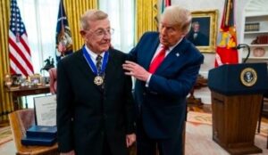 PHOTO Lou Holtz Getting A Medal From Donald Trump