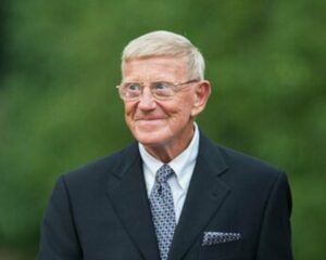 PHOTO Lou Holtz Looking Senile During His Old Age