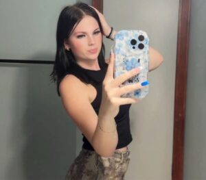 PHOTO Anna Kepner Holding Her Head While Taking Hot Selfie