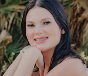 PHOTO Anna Kepner Wearing Braces