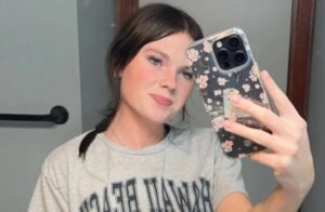 PHOTO Anna Kepner Wearing Hawaii Beach T-Shirt