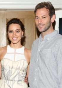 PHOTO Aubrey Plaza And Chris Abbott Posing For Picture Inside Their House