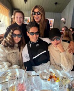 PHOTO Aubrey Plaza With Friends In Aspen