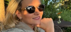 PHOTO Lorna Hajdini With Dark Sunglasses On Looking Glamorous