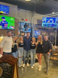 PHOTO Mike Vrabel With A Bunch Of Blonde Hotties At Kentucky Bar And Grill