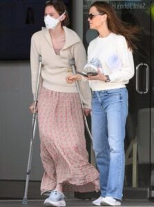 PHOTO Violet Affleck Using Crutches And Not Looking Good