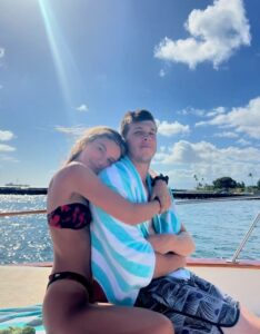 PHOTO Austin Reaves At The Beach With His Girlfriend